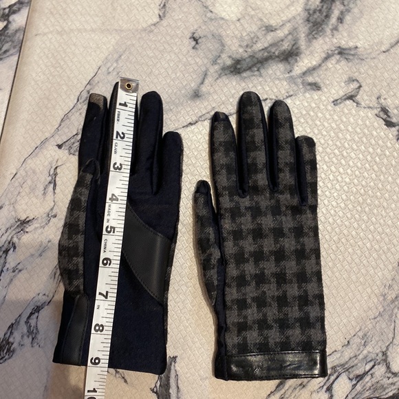 Womens Isotoner lined tech gloves! Beautiful Black/Gray Check🔥Like New🔥MED/LG - Picture 8 of 9
